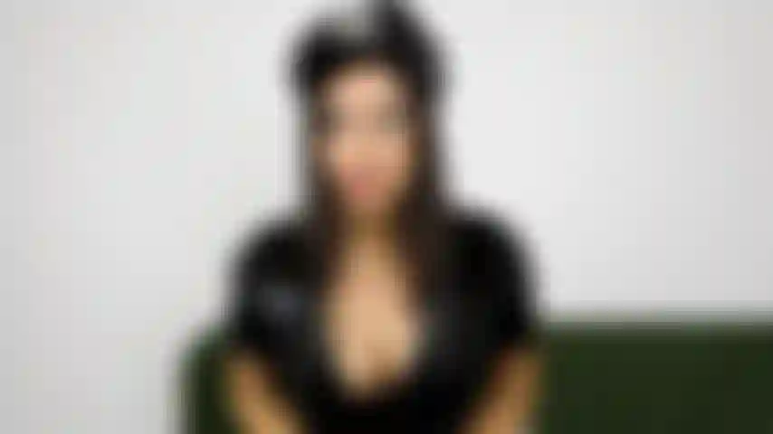 L'ufficiale di polizia sexy si fa scopare.