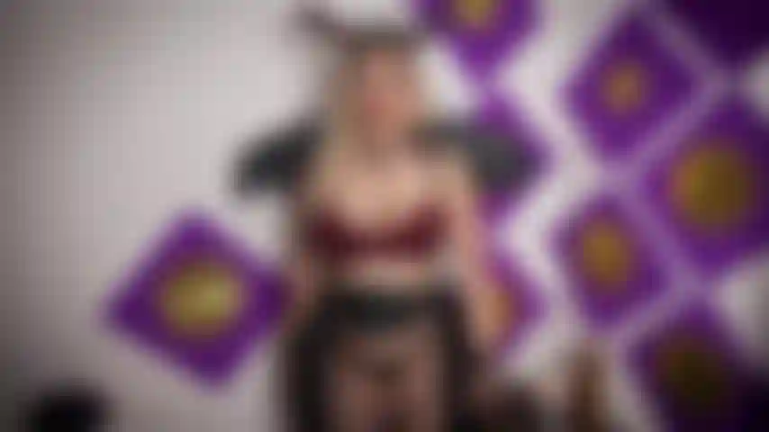 🎬La regina sucubo avvelenata🎬 io, la superba regina sucubo, pensavo di poter sedurre facilmente il ribelle signore dei demoni quando venne strisciando nelle mie stanze. Gli misi in scena uno spettacolo mozzafiato, sculettando con il mio culo succoso, esibendo le mie pesanti tette regali, stuzzicandolo con dolci promesse. Ero così sicura della mia oscura magia di seduzione da sucubo che mi inginocchiai, succhiando avidamente il suo grosso cazzo demoniaco e ingoiando ogni singola goccia del suo enorme carico caldo💦 ma lo scherzo era a mie spese: lui era completamente immune alla mia magia, e il suo sperma era veleno puro e letale😲 bevvi avidamente il suo veleno tossico, e ora posso sentirlo diffondersi nelle mie vene, rendendo il mio perfetto corpo da dea sempre più debole... Disperata per sopravvivere, mi metto a quattro zampe, implorando l'antidoto, offrendomi di diventare la sua schiava personale da riproduzione, la sua puttana obbediente per sempre, e il suo ricettacolo permanente di sborra🙏 a lui non importa del mio status regale; si prende semplicemente il suo premio, scopandomi senza pietà mentre lo supplico di togliere il suo cazzo prima di rovinarmi. Ma invece di salvarmi, pompa una seconda, massiccia dose di seme avvelenato in profondità nella mia figa, sigillando il mio tragico destino.***Sucubo, roleplay, cosplay, pov, pompino, facciale con dildo che schizza/sborra in bocca, scopata in missionario, sborra in figa, supplica, femdom poi sottomissione***.