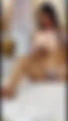 Una che si diverte con il suo giocattolo vibratore.