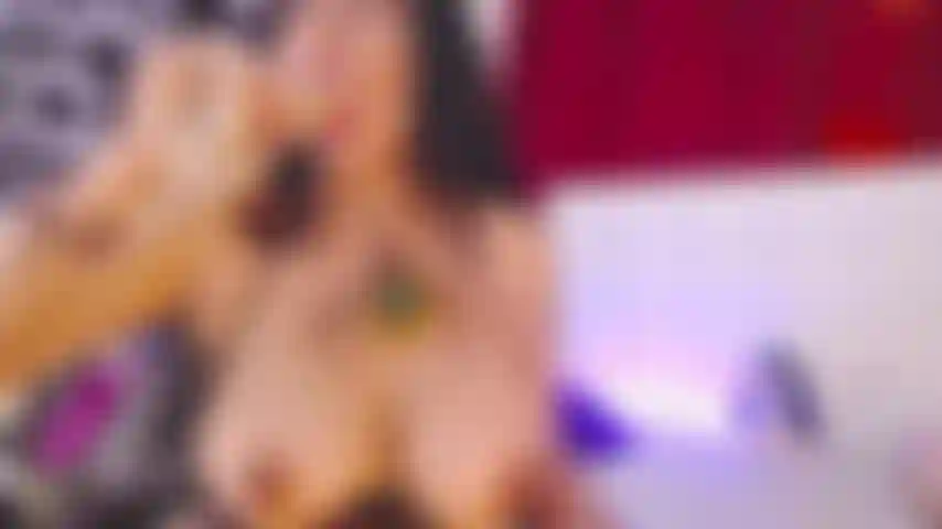 Succhio il dildo e le tette fuori.