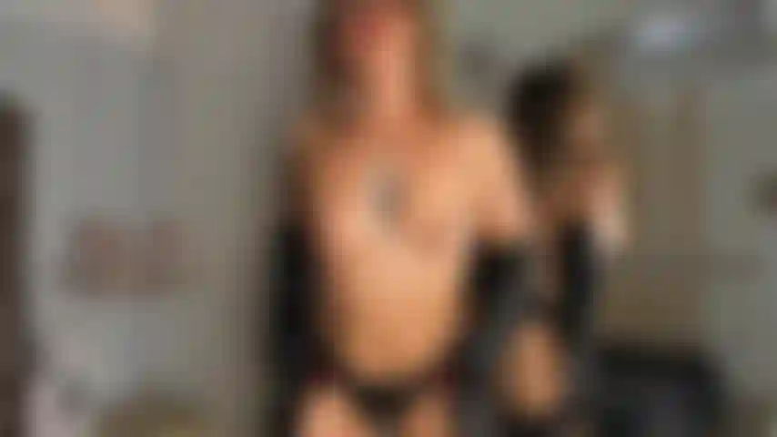 Una mamma sexy e cattiva vestita d'olio.