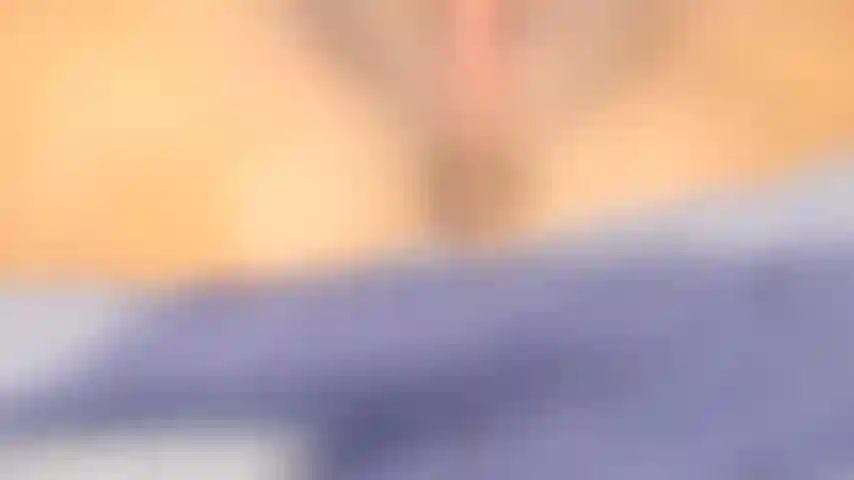 Un paio di dita nel mio culo mi fanno gocciolare la figa, cercando di far uscire quella torta di crema al culo.