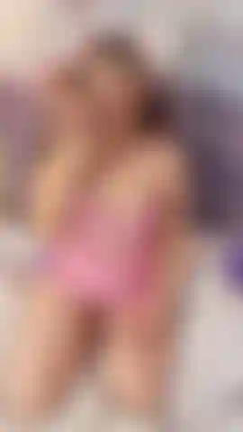 Lascia che i miei occhi incantevoli incontrino i tuoi mentre ti godi un delizioso pompino.