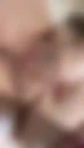 Carina e bagnata nella vasca da bagno.