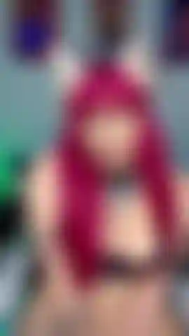 La ragazza gatto troia ti implora di venire.