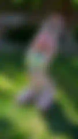 Una bella vicina di casa si masturba nel cortile (voyeur)