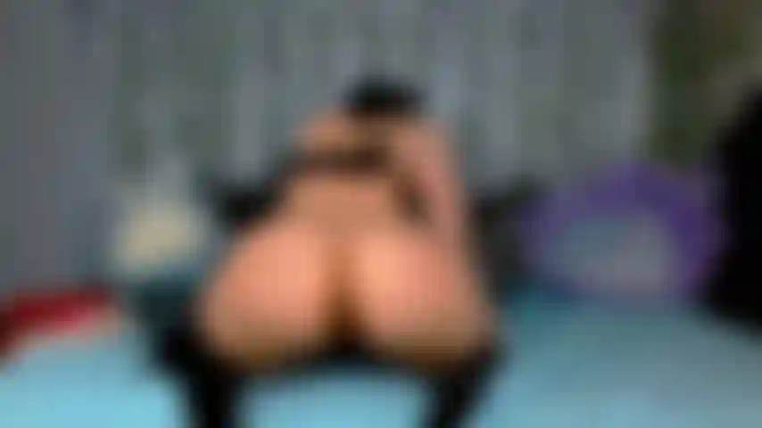 Una ragazza succube dell'anime che cavalca un dildo e lo prende nel culo.