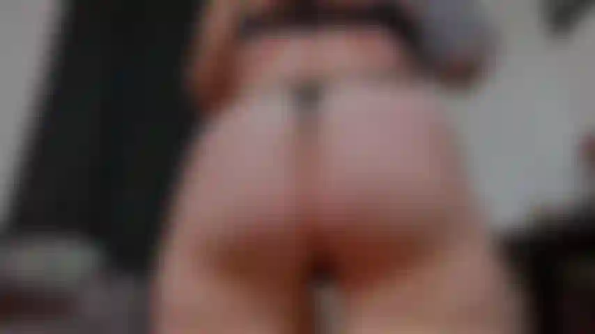 Capelli rosa e neri | twerking, ammiccamento e presa in giro.