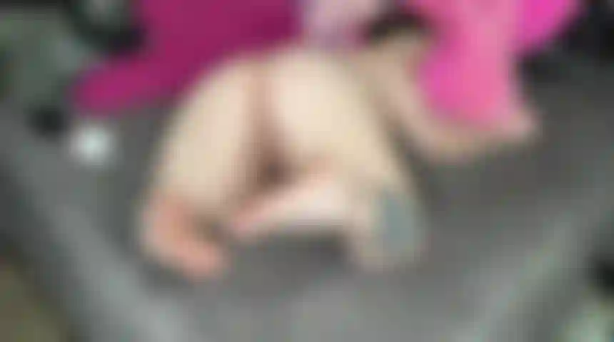 Vouyer bbw nuda lozione sui miei piedi e dipingendomi le unghie dei piedi.