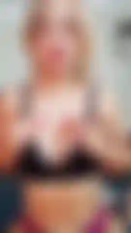 Una bionda sexy, una masturbazione nel culo, palline anali, tette leccate, una masturbazione nella fica, dita nel culo, una ragazza bionda.