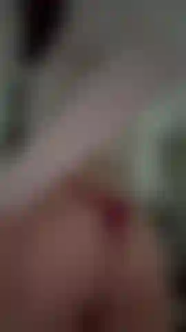 Mi metto da parte il perizoma rosso e affondo le dita così in profondità da farmi urlare.