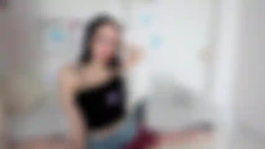 Spogliarello sexy. Gemendo. Il corpo nudo.