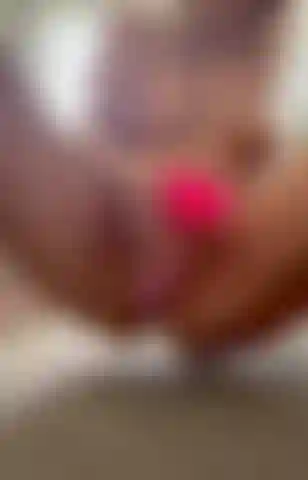 Spruzzo un dildo rosa.