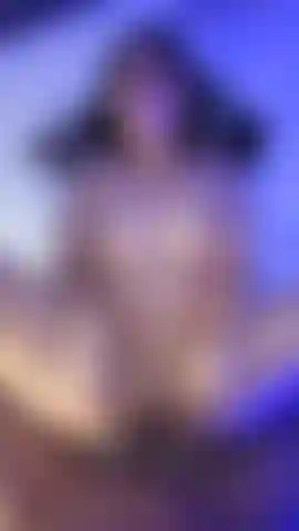 Guarda come mi scopano come una piccola puttana.