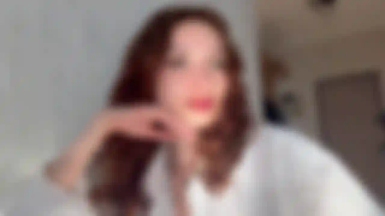 Sweet on the outside, trouble underneath… step closer 💫