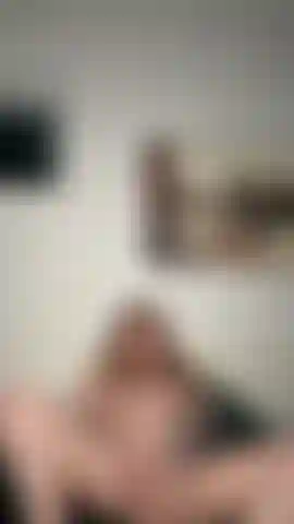 Riempio le mutandine & orgasmo con il hitachi wand! Mi tolgo le mie belle mutandine di pizzo, le infilo nella mia stretta figa bagnata e uso il wand finché non vengo così forte! Immagina come profumano mentre ti masturbi guardando questo video ;).