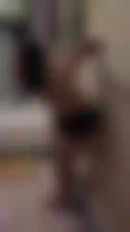 Lotta per la schiavitù della corda sul muro del bagno.