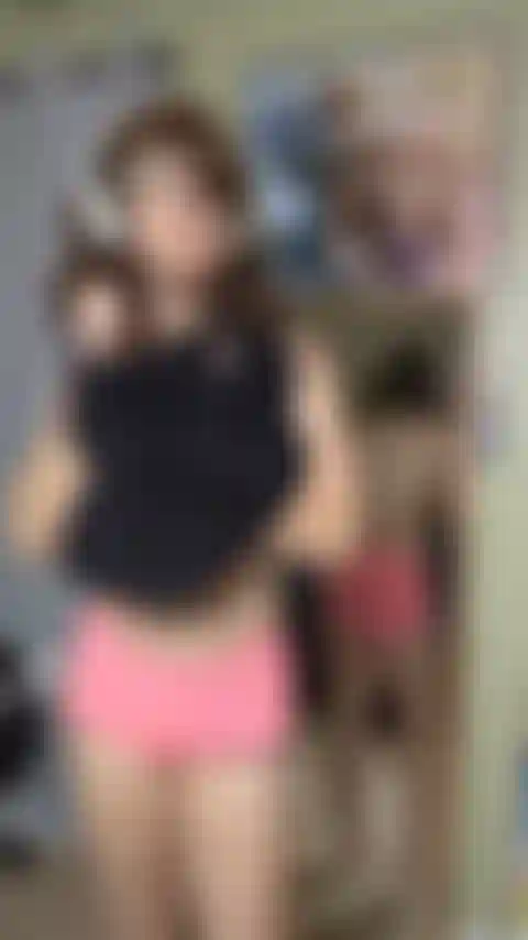 Faccio girare il cazzo e mostro il buco del culo.