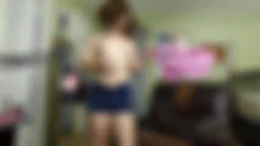 Mi scopo un vibratore sul pavimento per te.