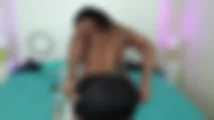 Sculaccio il culo e fotto la figa.