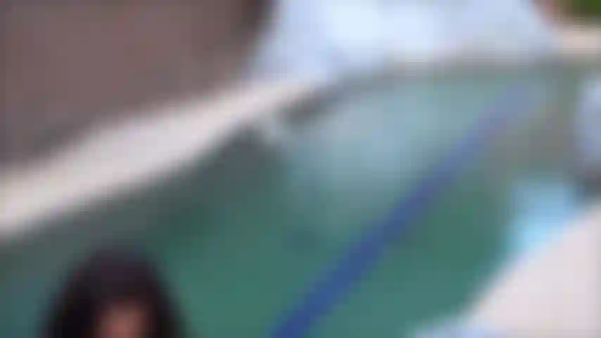 Guardami nel mio giardino a bordo piscina - il sole mi fa così caldo che avevo bisogno di giocare con la mia figa - sono una tale esibizionista!