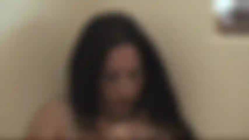 Durante un open house ho deciso di alzarmi il vestito e giocare con la mia figa nel loft mentre l'agente immobiliare era di sotto. Il brivido di essere scoperta mi rende così eccitato che ho un enorme orgasmo.