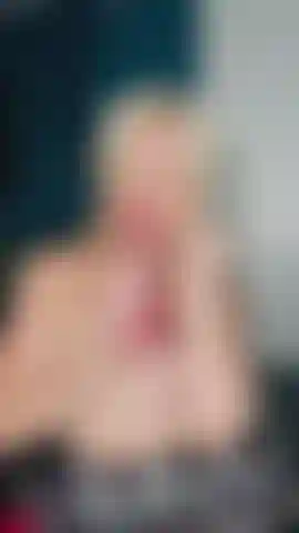 Il modo in cui succhierò il tuo cazzo e ti farò venire forte con un po' di deep throat.