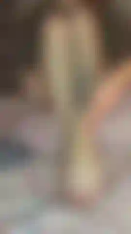 Se ti piacciono i piedi questo fa per te ;) vieni a guardarmi mentre massaggio dell'olio nei miei bellissimi piedini taglia 36!