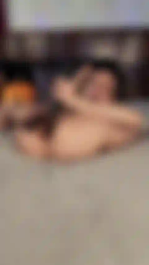 Cazzi enormi in entrambi i miei buchi! I miei buchi sono così allungati che mi fanno venire!