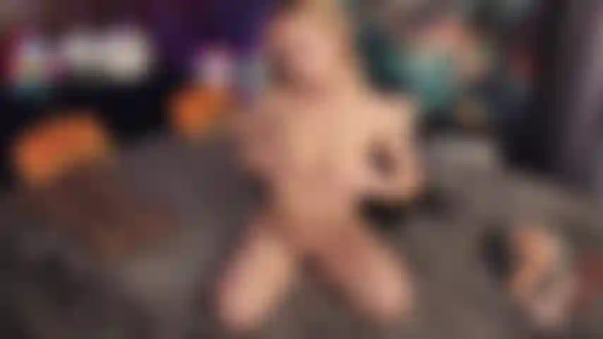 I cazzi enormi mi fanno squirtare soprattutto quando le mie gambe sono dietro la testa.!