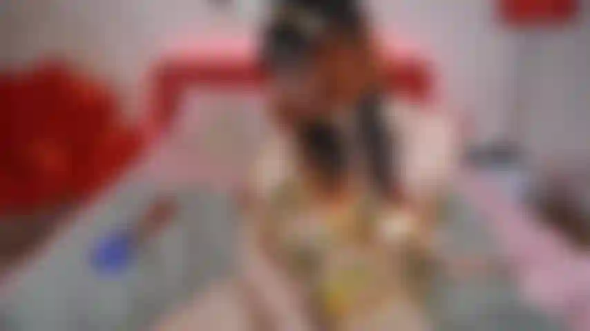 Succhia un dildo e stuzzica la gola profonda.