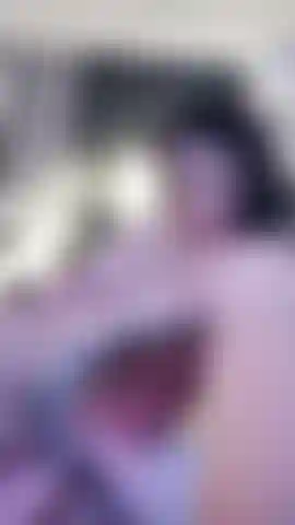 Dildo e vibratore in una figa pelosa e un vibratore sul clitoride 2.