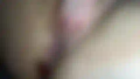 La figa appena rasata riceve un plug anale con torta di crema.