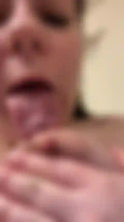 Mi lecco i capezzoli.