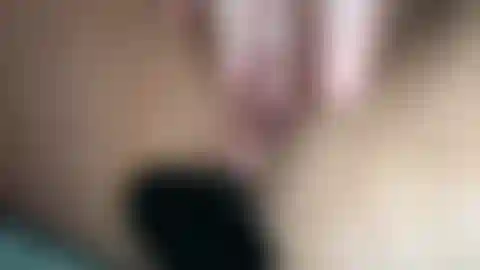 Il mio plug anale più grande mi fa gocciolare la figa.