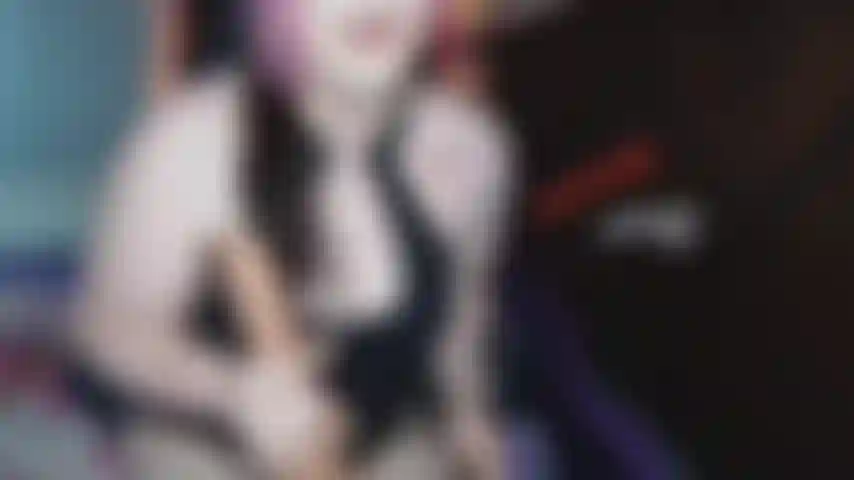 La figa gioca con la sissificazione del cazzo piccolo.