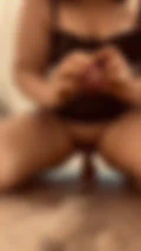 Cavalcare questo grosso dildo mi fa squirtare e gridare di gioia.