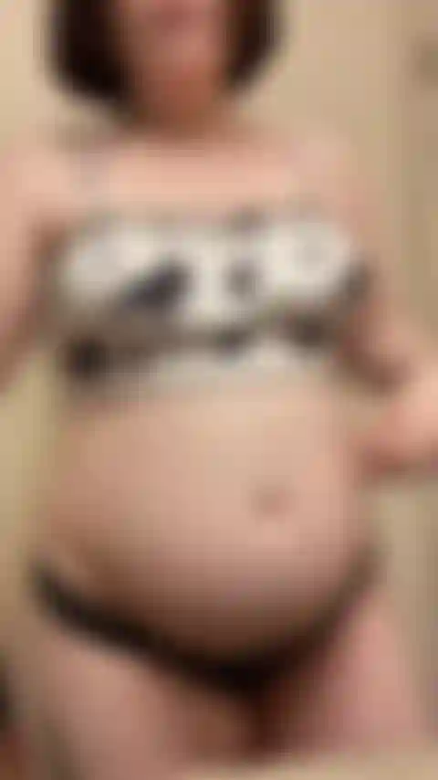 26 Pancia incinta di settimane e seno oliato da vicino.