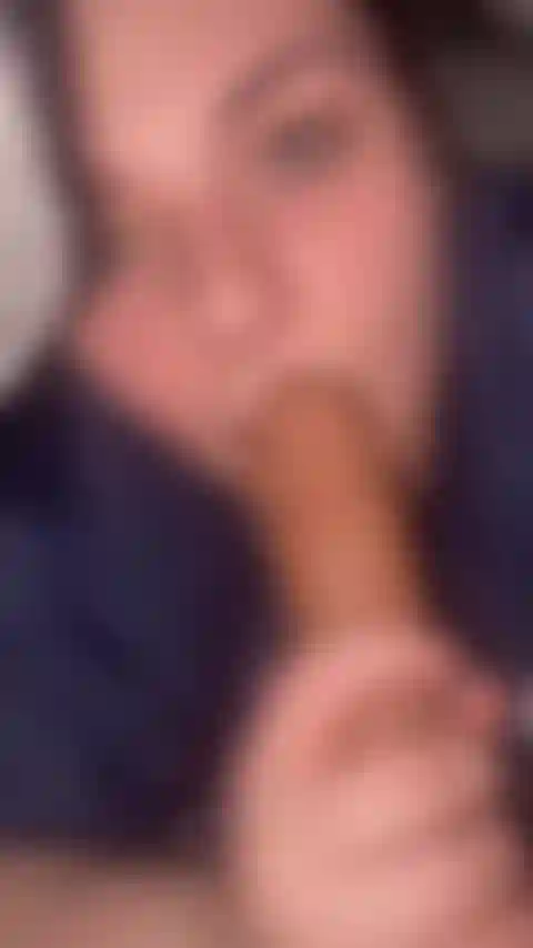 Ti faccio un pompino sotto la coperta così non veniamo scoperti.