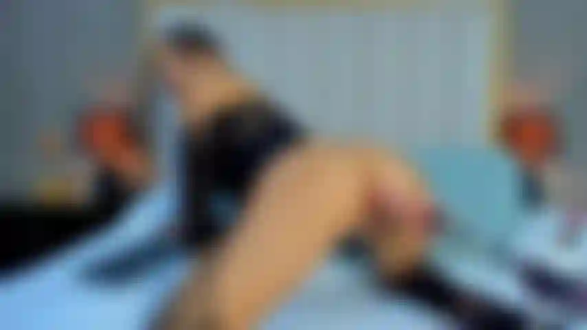 Supplicandolo di smettere mentre la macchina penetrava inesorabilmente il mio culo, non avevo limiti nel farlo.