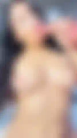 Immagina di essere dentro di me mentre ti guardo negli occhi e tu mi baci la bocca... Pelle contro pelle... Mi sento davvero trasgressiva e giocosa.