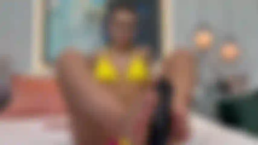 Faccio footjob con un cazzo nero.