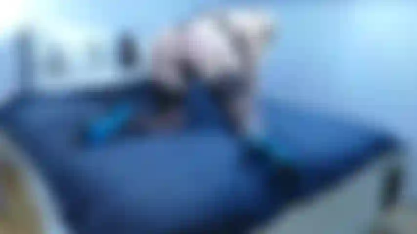 Carezza sensuale, calze, vestito sexy e tacchi.