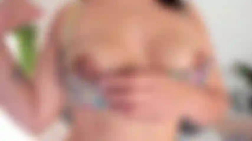 Tette e culo più vicini.