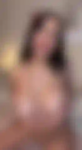 Cavalco un cazzo con un tappo nel culo.
