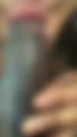 Bbc- succhia e sbava su un grosso cazzo nero.