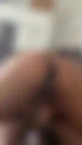 Guardami mentre cavalco e sborro su un grosso cazzo nero con una figa bagnata gocciolante.