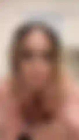 Stuzzico e mi metto le dita nella figa.