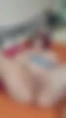 Piace toccarmi e strofinare la figa calda.