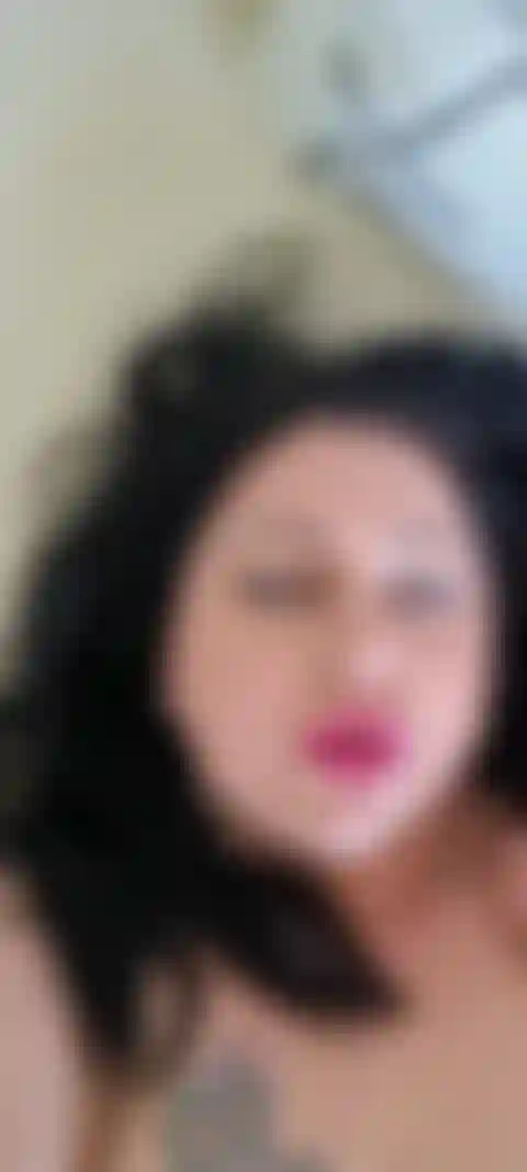 Con la figa con piercing a rete rossa.